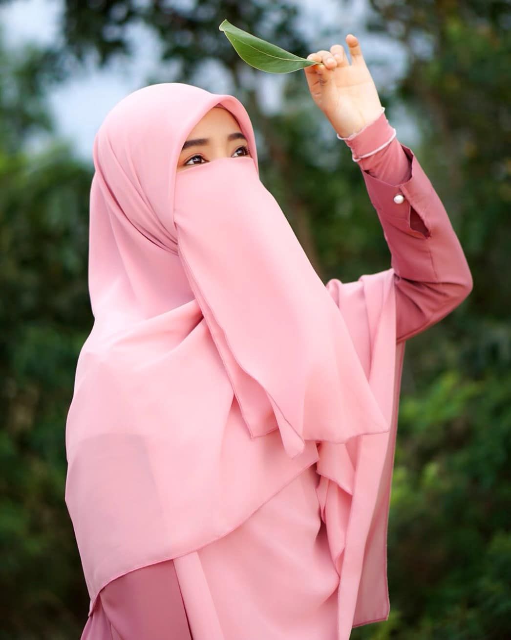 Choosing the Perfect Abaya: A Style Guide for Women and Girls